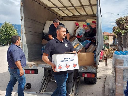 Кметът на община "Родопи" Павел Михайлов товари помощи за пострадалите в камиона.