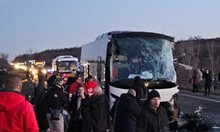 Двама загинаха и 56 са ранени при катастрофа между 2 автобуса край Белград (Снимки)