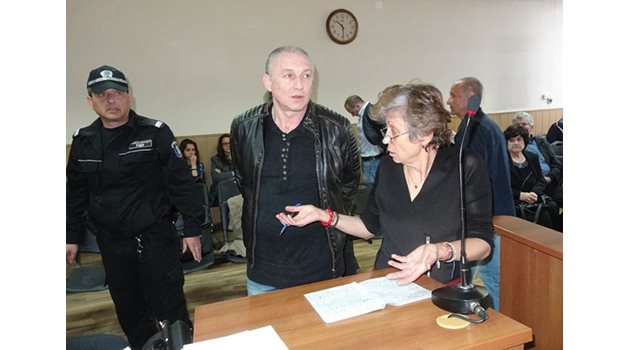 Подсъдимият Божидар Атанасов и адвокатката му Розалина Апостолова. СНИМКА: Радко Паунов