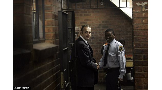 Крейчир се поздравява с охранител при пристигането си в съда през 2013 г.