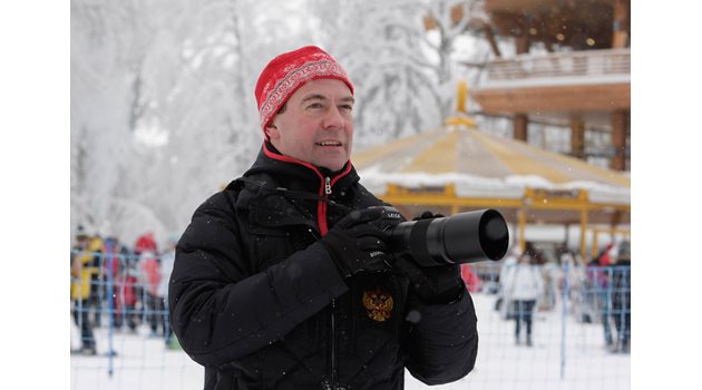 Руският премиер обича да снима пейзажи.