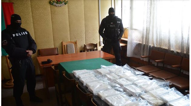 25-те пакета по един килограм кокаин се съхраняват в дирекцията на варненската полиция