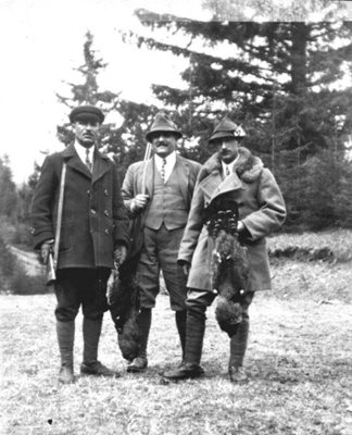 Елин Пелин (вляво) на лов с  Борис Трети (вдясно)