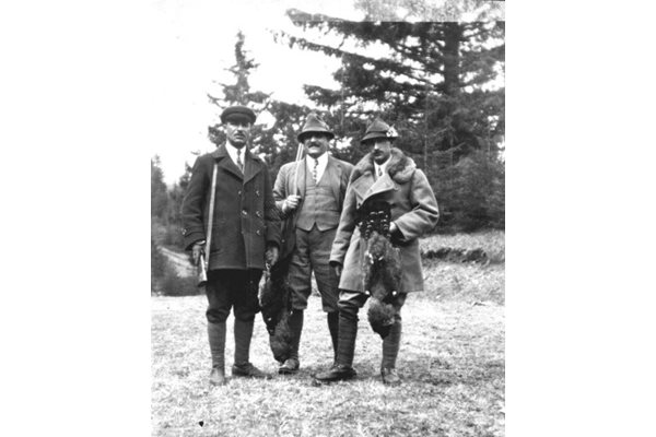 Елин Пелин (вляво) на лов с  Борис Трети (вдясно)