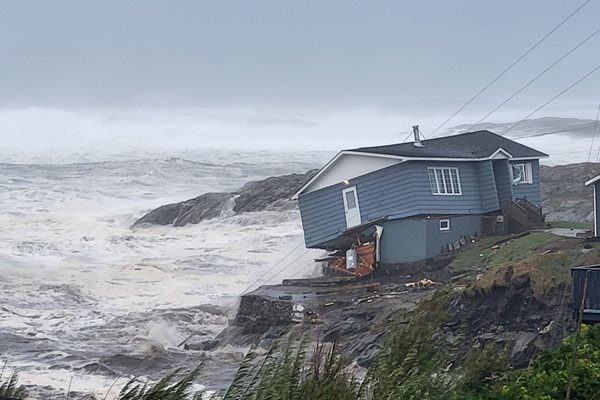 След като се придвижи от Карибите в северна посока като ураган, вчера Фиона достигна Канада, вече като посттропически циклон.