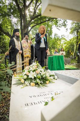 Йорданка Фандъкова открива надгробната плоча на Яна Язова. 
СНИМКИ: АДЕЛИНА АНГЕЛОВА