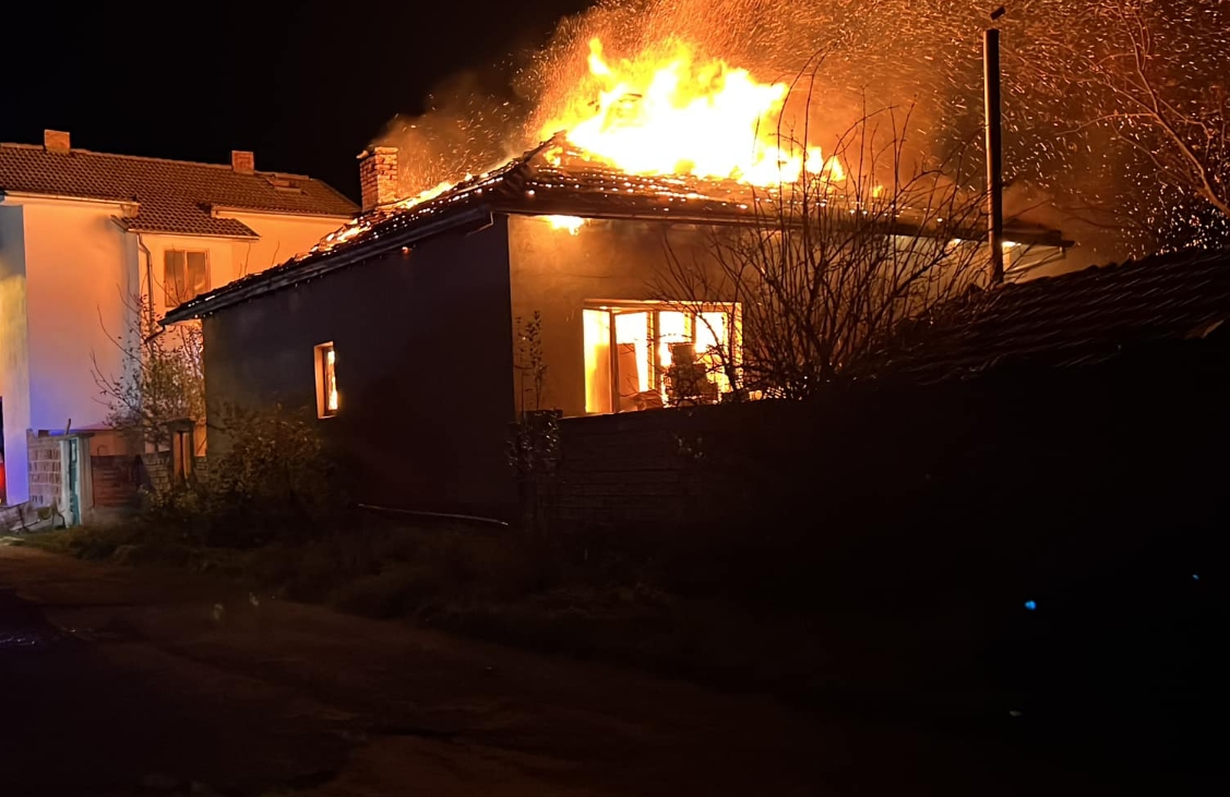 Пожар изпепели къща в Казанлъшко (Снимки, Видео)