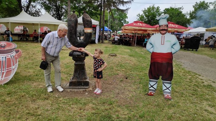 Дядо и внуче във фензоната на суджука