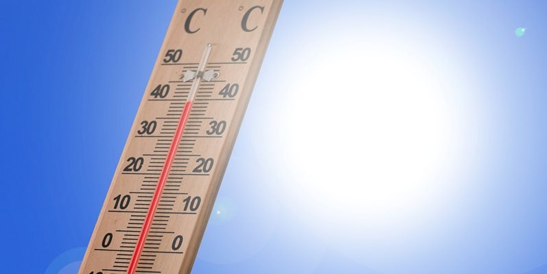 РЕКОРДНИ ЖЕГИ в цяла България, живакът удря 34 градуса