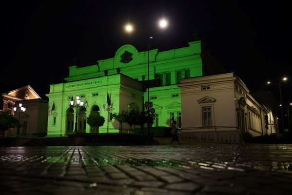 Историческата сграда на парламента беше осветена в зелено в подкрепа на донорството