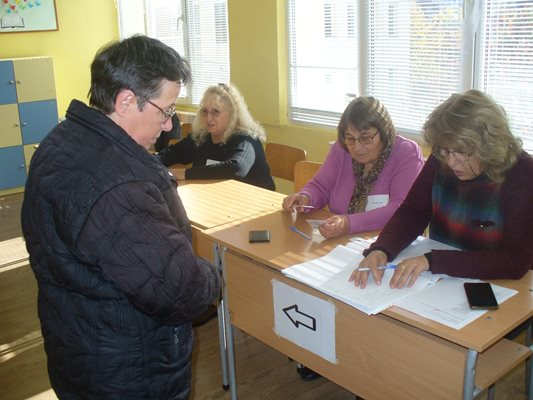 Пред урната Зоя Върбанова /вляво/ си спомни, че някога на Бузлуджа са й връчили тържествено партийния билет за член на БКП.
Снимка: Ваньо Стоилов