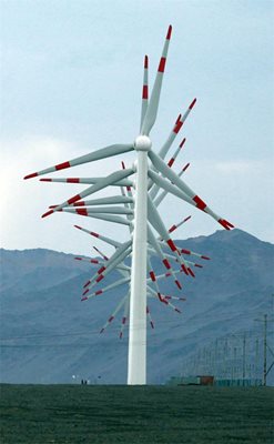 Навсякъде из територията на Синдзян могат да се видят огромни полета с вятърни генератори.