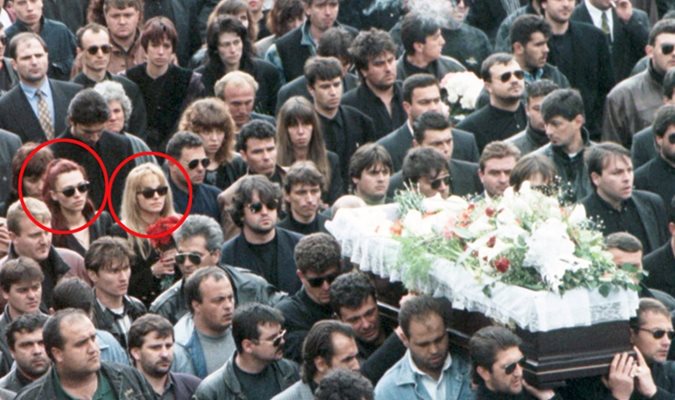 Погребението на Васил Илиев.В кръгчета са обградени Мая Илиева(вляво) и Кристина