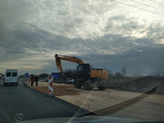 Техника и работници ударно довършват новото кръгово.