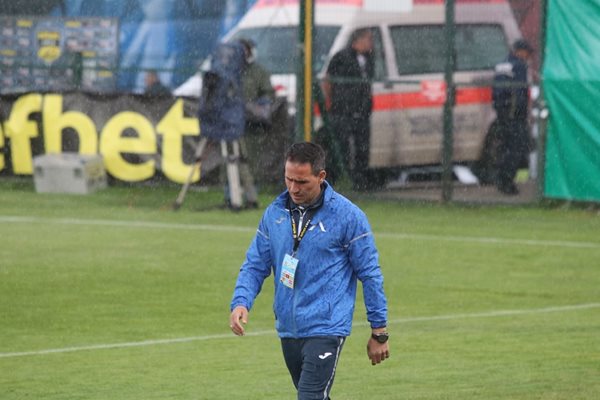 Живко Миланов за пореден път води "Левски" в отсъствието на Славиша Стоянович след заразяването му с коронавирус.
