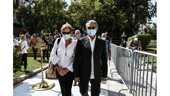 Hundreds gathered in front of the cathedral in Athens to say goodbye to Mikis Theodorakis (Video)