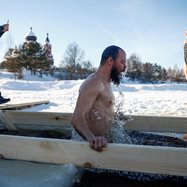 Православните християни в Русия отбелязват Богоявление с потапяне в ледени води