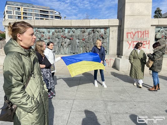 Украинският флаг се развя на метри от надписа "Путин е убиец" по паметника Альоша. Протестът днес започва в 16 ч. 