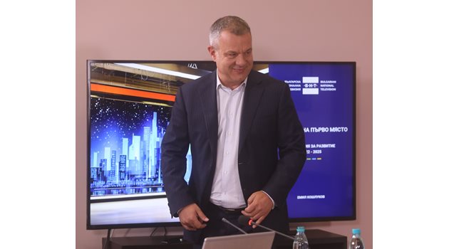 Емил Кошлуков минути преди презентацията си пред СЕМ
СНИМКА: НИКОЛАЙ ЛИТОВ