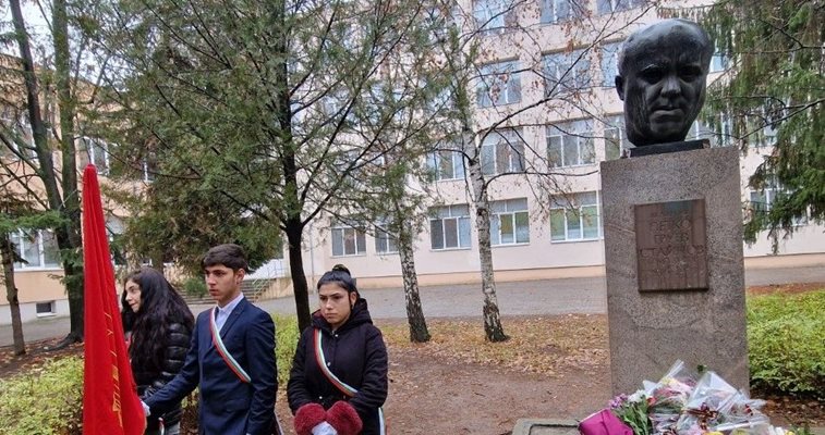 Ученици на пост пред паметника на големия композитор Петко Стайнов
Снимка: Община Казанлък