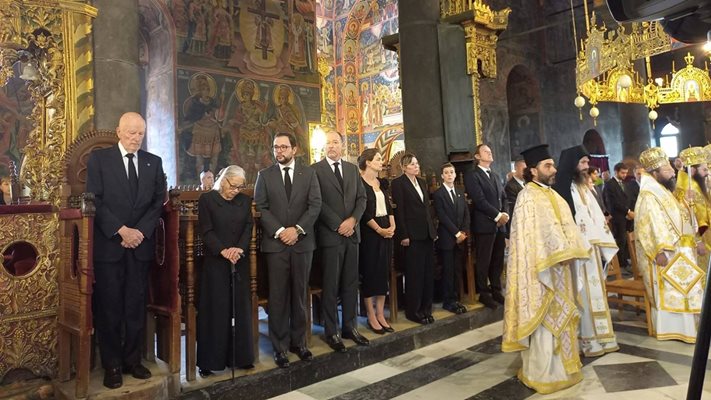 В църквата от ляво надясно са Симеон Сакскобургготски и съпругата му Маргарита, Борис Търновски, Константин-Асен и съпругата му Мария, Калина, Симеон-Хасан и Китин Муньос / Снимки: Тони Маскръчка/"24 часа"