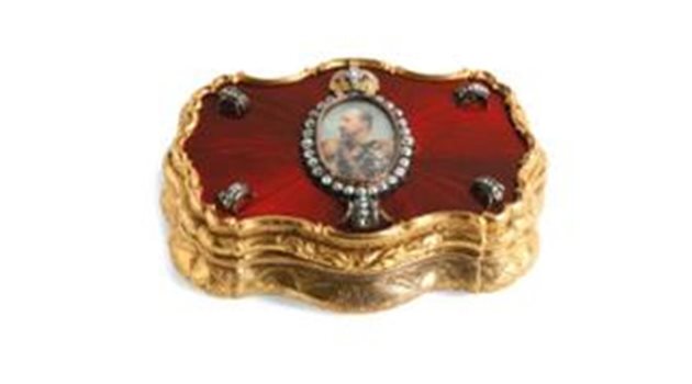 ЛУКС: Златната кутийка за емфие на цар Фердинанд е продадена за 15 000 британски лири.