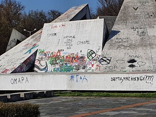 Братската могила в Пловдив е надраскана с графити и за пореден път ще я чистят.