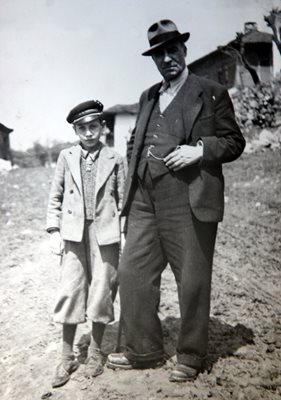Писателят със сина си Боян