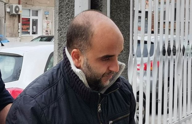 Атанас Басмаджиев на път за съда в Асеновград.