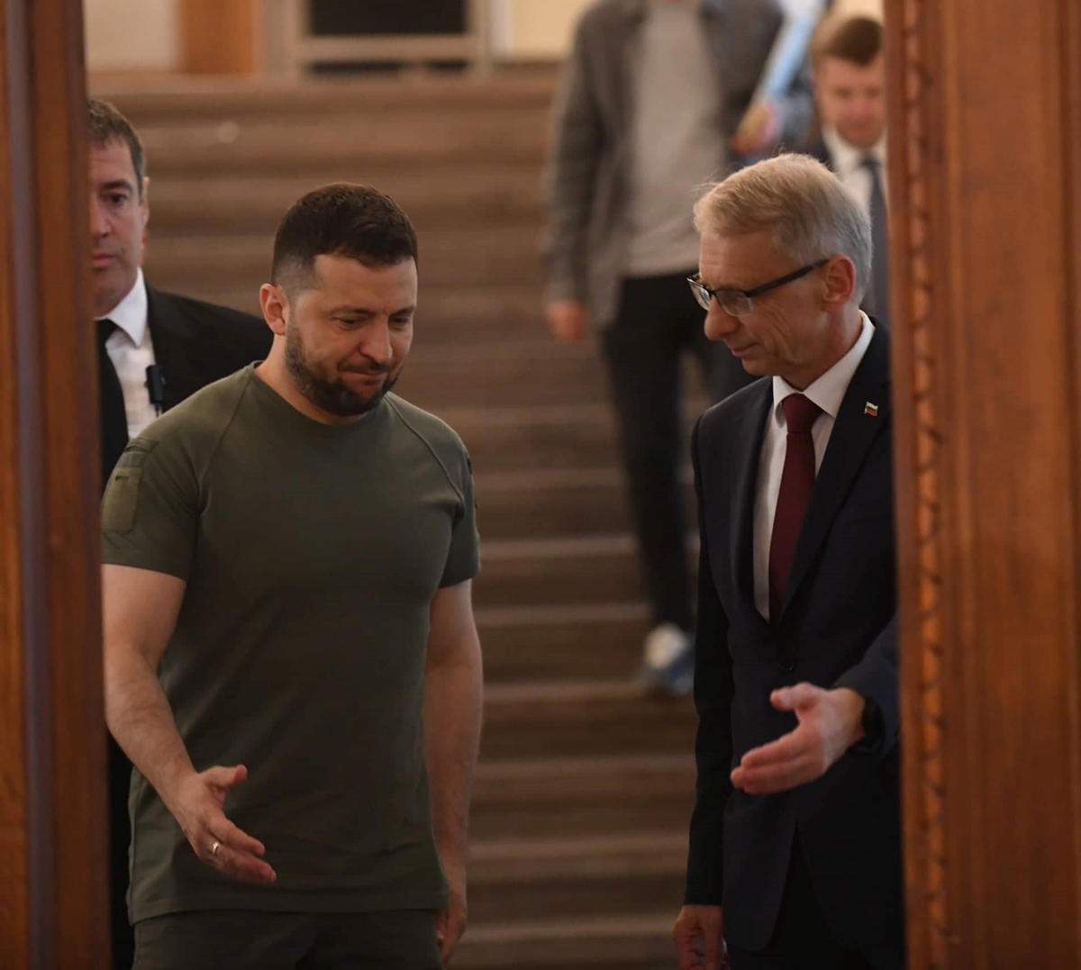 Зеленски говори с Денков за още оръдия, снаряди и ракети