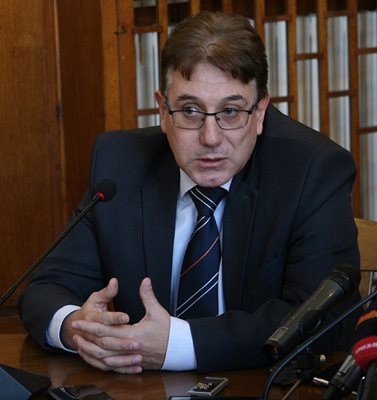 Борислав Кръстев като ръководител на проекта е подписал всички протоколи, че системата работи.
