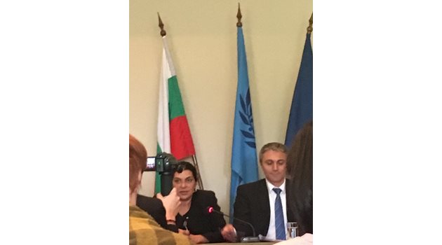Лидерът на ДПС Мустафа Карадайъ и пиарът на партията Велислава Кръстева на пресконференцията в столичен хотел, която тече и в момента.  Снимка: Кристина Кръстева