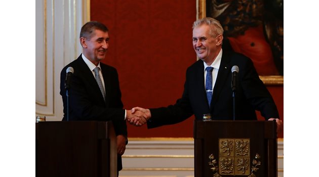 Президентът Милош Земан (вдясно) поздравява Бабиш, когато той бе избран за премиер. Малко по-късно обаче правителството не успя да спечели вот на доверие.
