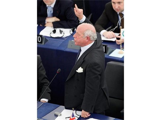 Евродепутатът Годфри Блум предизвика скандал в парламента в Страсбург с обидна реплика към шефа на социалистите Мартин Шулц.
СНИМКИ: РОЙТЕРС