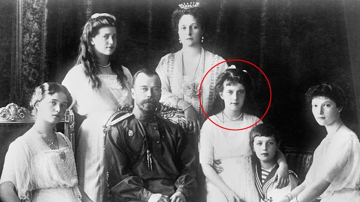 Императорското семейство е разстреляно от болшевиките през 1918 г. в Екатеринбург