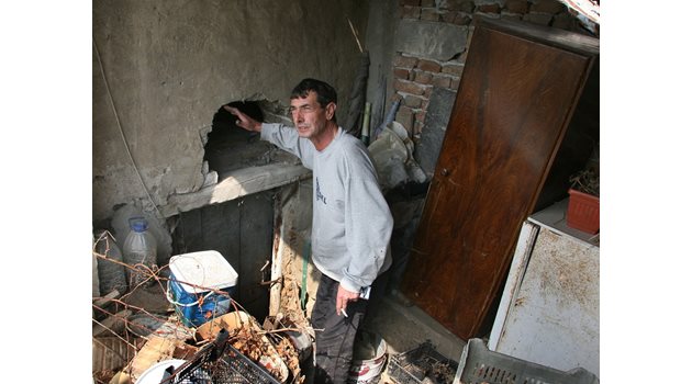 Съседът на Делчев показва дупката, която апашите са пробили