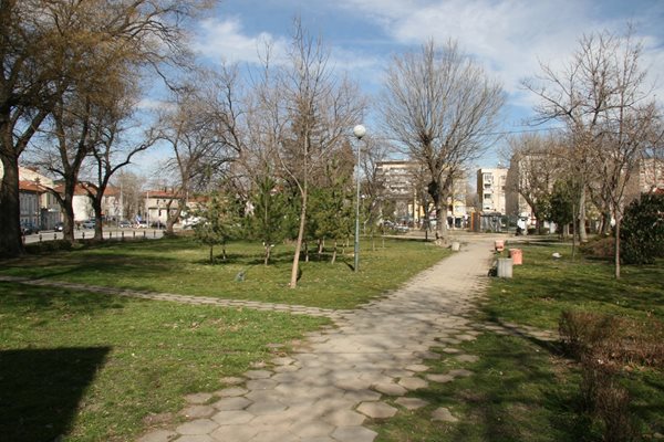 Така изглежда в момента парка на площад "Шахбазян". Снимки: Евгени Цветков