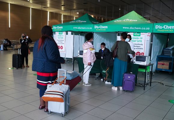 Пътници се редят за ПСР тест на летището в Йоханесбург.