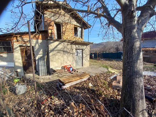 Къщата на задържания Мариан е на метри от тази на пребития до смърт Ламбри.