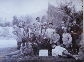 Гюешево, 25 юни 1913 г. Пред пленено турско знаме. На снимката Христо Занков (седнал в средата), Ради Радев, Харалампи Автов и други