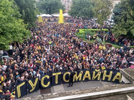 Фонтанът пред община Пловдив бликва в жълто за радост на стотиците фенове на "Ботев"

Снимки: Авторът.
