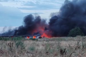 Пламна хале в село Труд, хвърчат пожарни от Пловдив (Видео)