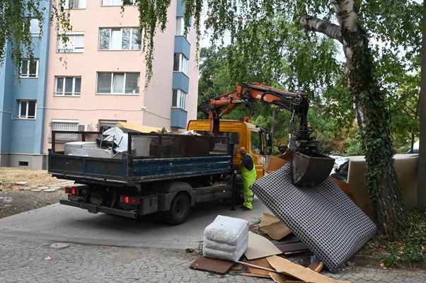 Камионът събира изхвърлените боклуци  в “Красно село”.