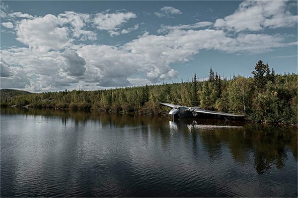 През 1956 г. този Bristol Type 170 Freighter се разбива в леда докато каца, всички са ок.