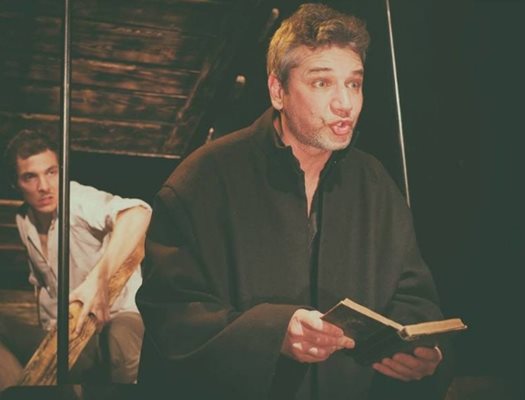 Свежен Младенов взе "Аскеер" за ролята си на поп Кръстьо в пиесата "Великденско вино". Нейният автор - Константин Илиев, е с приз за принос към театъра.