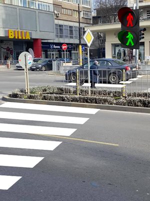 Пешеходна пътека и светофар неизползваеми от пешеходци