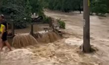 Спасиха възрастна жена от потопа в Карловско, евакуират хора - водата е 1,5 м (Видео)