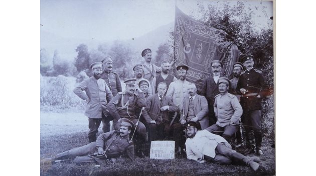 Гюешево, 25 юни 1913 г. Пред пленено турско знаме. На снимката Христо Занков (седнал в средата), Ради Радев, Харалампи Автов и други