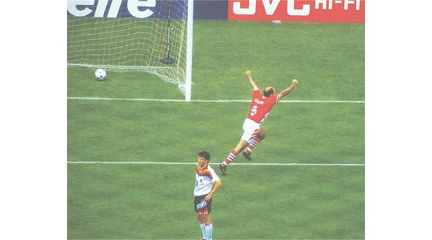 Лотар Матеус гледа отчаяно, докато Йордан Лечков се радва бурно на гола си във вратата на Германия, който донесе успеха ни с 2:1 в 1/4-финала на световното в САЩ през 1994 г. Долу - настоящият треньор на България прегръща сегашния селекционер на Швейцария Отмар Хицфелд в последния си мач за “Байерн”. 
СНИМКИ: “24 ЧАСА”
