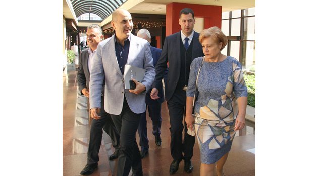 Цветан Цветанов пристига, придружен от депутатката Менда Стоянова и кмета на Пловдив Иван Тотев, за избора на ново ръководство на ГЕРБ в областта.
